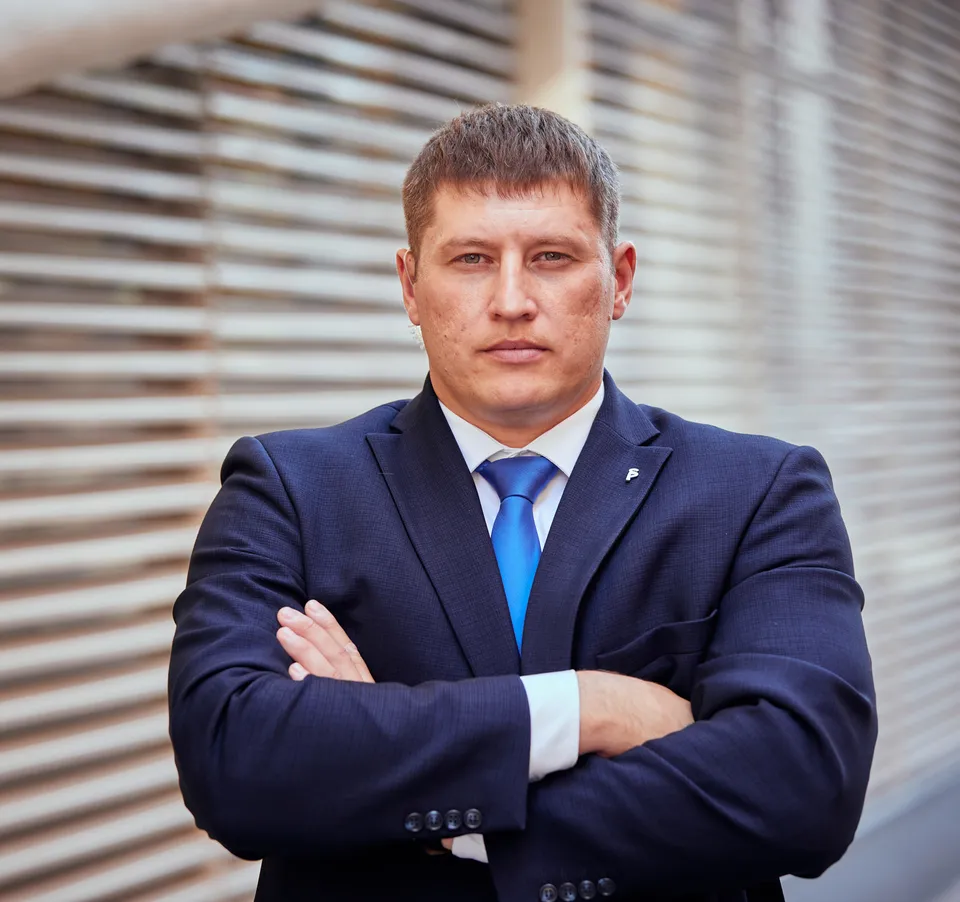 Портрет сотрудника в деловом костюме